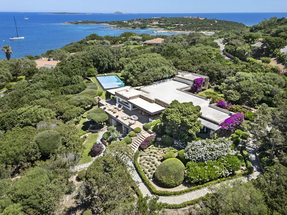 Villa Clelia с высоты, между зеленью и морем